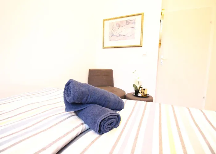 Disc Cozy In Liesing Проживання в сім'ї *
