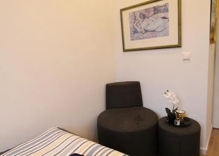 Disc Cozy In Liesing Проживання в сім'ї *